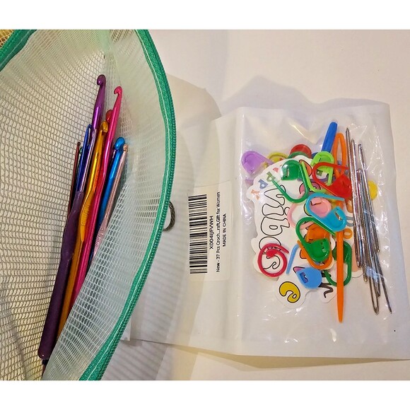 Crochet Hook Set Mesh 13 hooks, Yarn Needles, Stitch Markers, Misc NEW Various - Picture 5 of 5